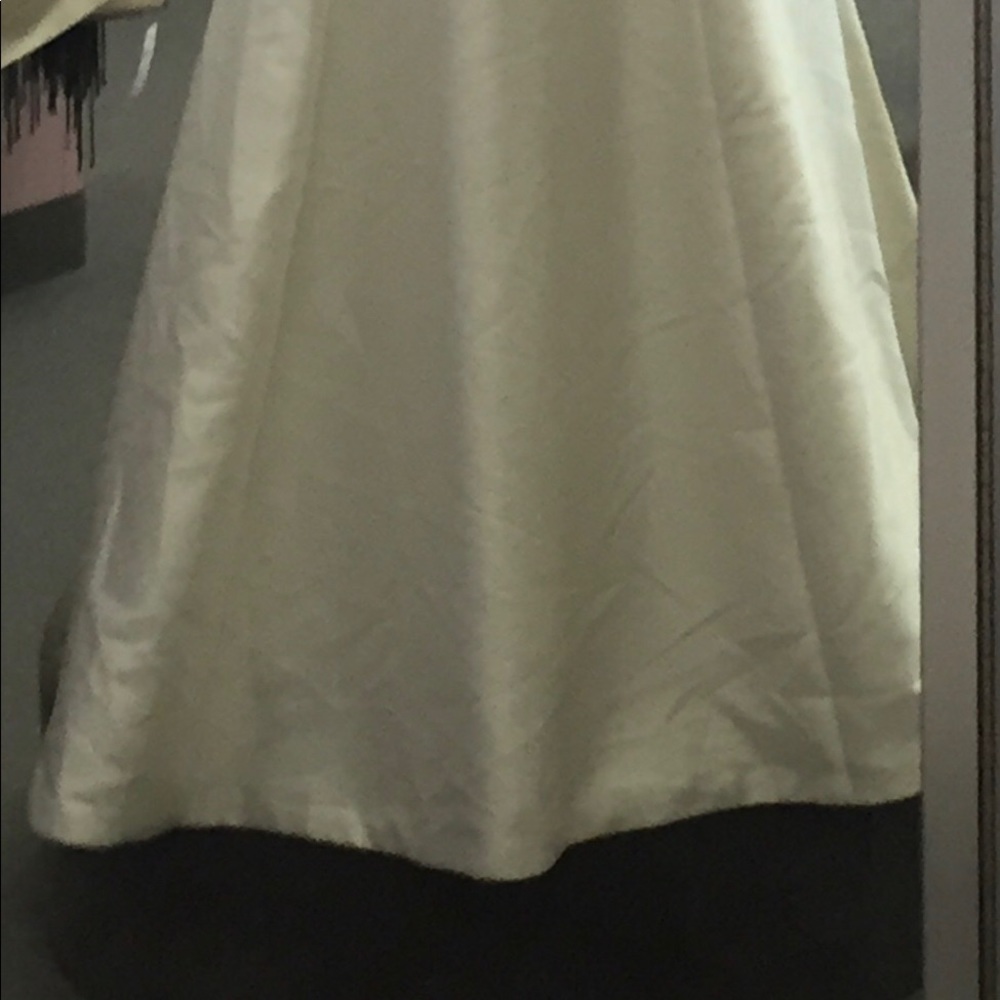 A-Line, ivory wedding dress. Size 4 - Picture 3 of 4